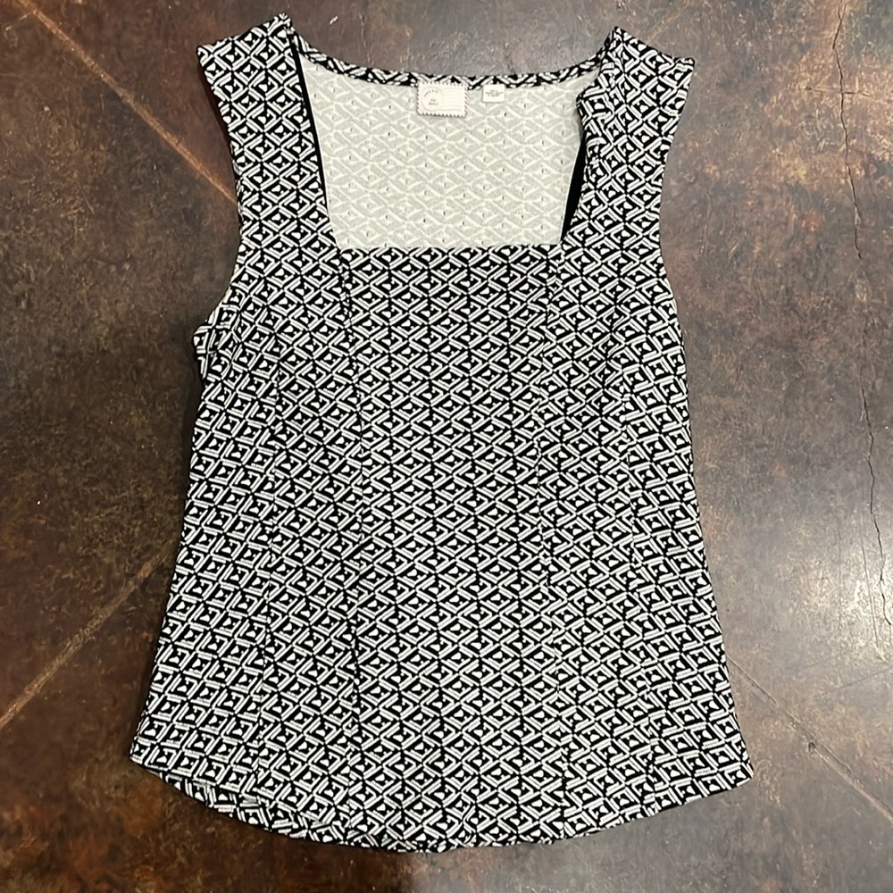 Black and white fitted top